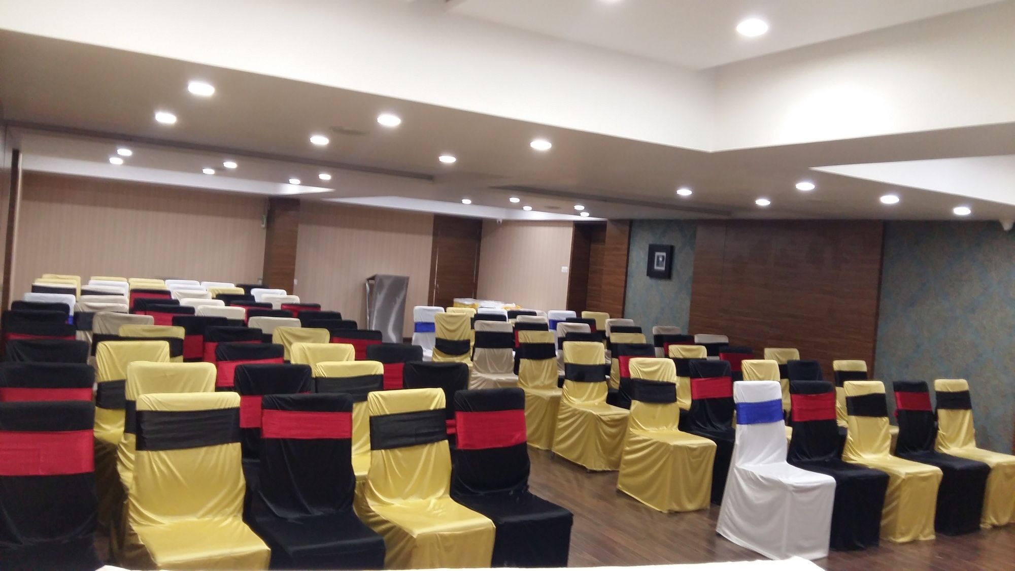 Pride Biznotel Vadodara Dış mekan fotoğraf
